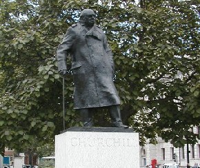 Estatua de Churchill en la Parliament Square - Londres